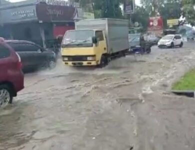 Banjir di Jalan Raya Cipanas-Puncak, Sejumlah Kendaraan Sempat Mogok