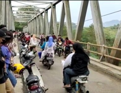 Jembatan Citarum Lama, Tempat Unik untuk Ngabuburit