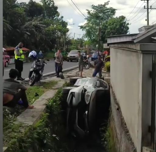 Daihatsu Xenia Terperosok ke Selokan di Cugenang