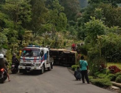 Truk Bermuatan Sembako Terguling di Jalan Hancet