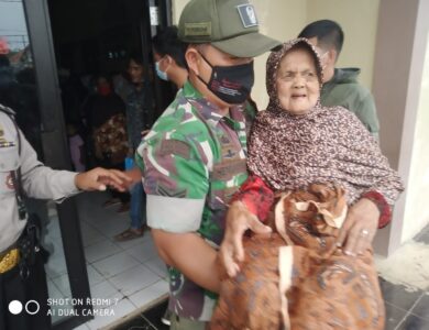 Keren! Bhabinkamtibmas dan Babinsa Desa Gunungsari Sigap Bantu KPM