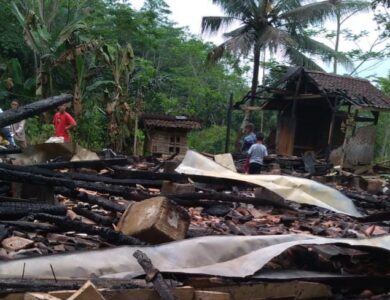 Ditinggal Antre Bansos, Kebakaran di Cikadu, Cianjur Hanguskan 3 Rumah Warga