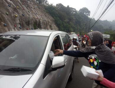 Kompak, Komunitas Sadulur Cipanas Bagi-bagi Takjil dan Nasi Bungkus