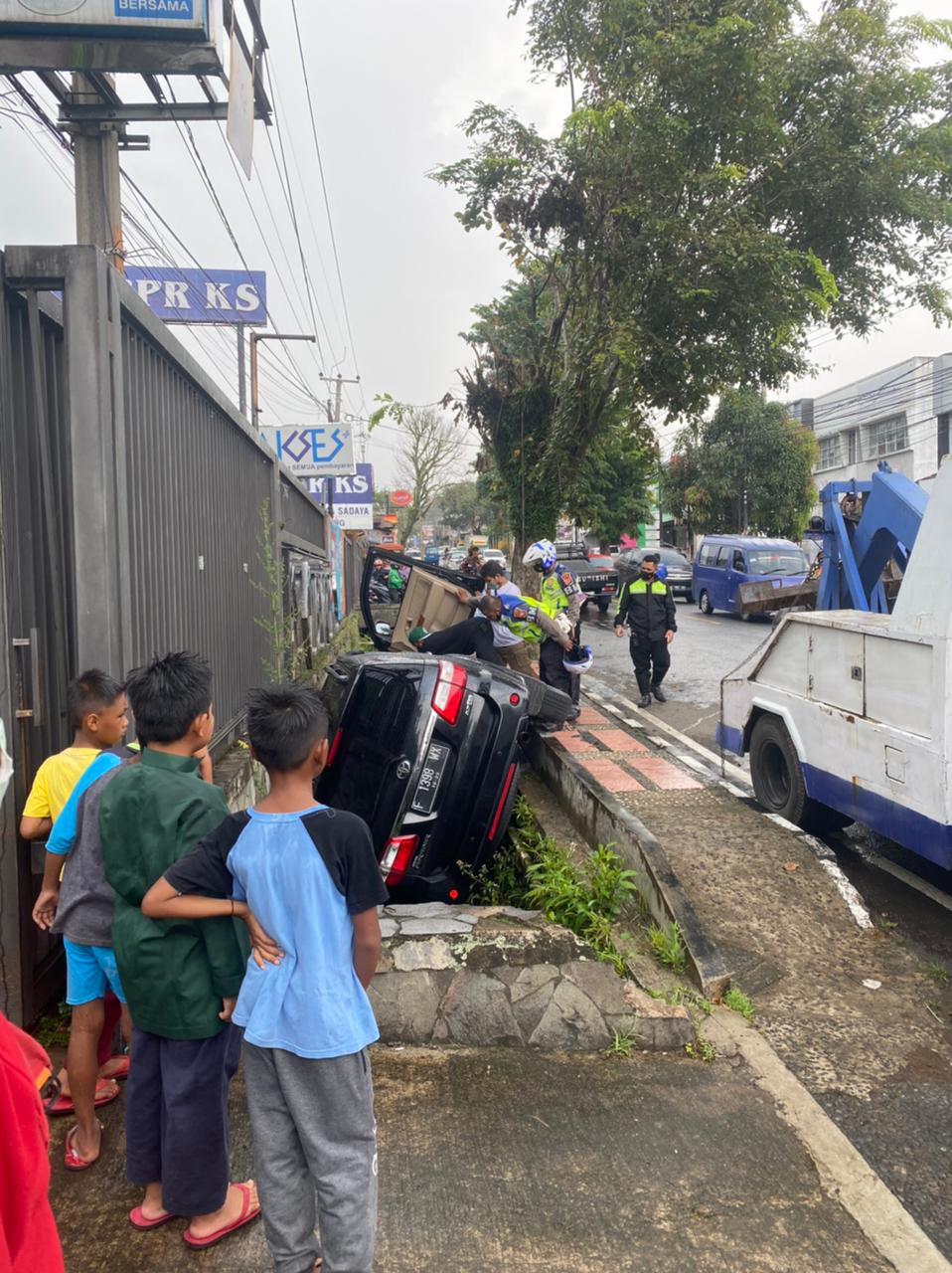 Serempet Motor, Toyota Fortuner Masuk Parit di Cianjur