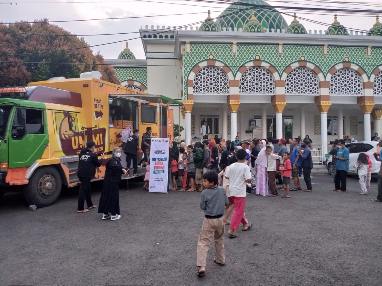 ACT Bagikan Ratusan Paket Berbuka Puasa dengan Humanity Foodtruck