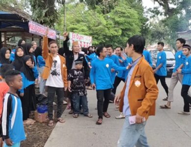 Irma Masjid Hidayatul Mubtadiin Bagikan Takjil Pada Pengguna Jalan