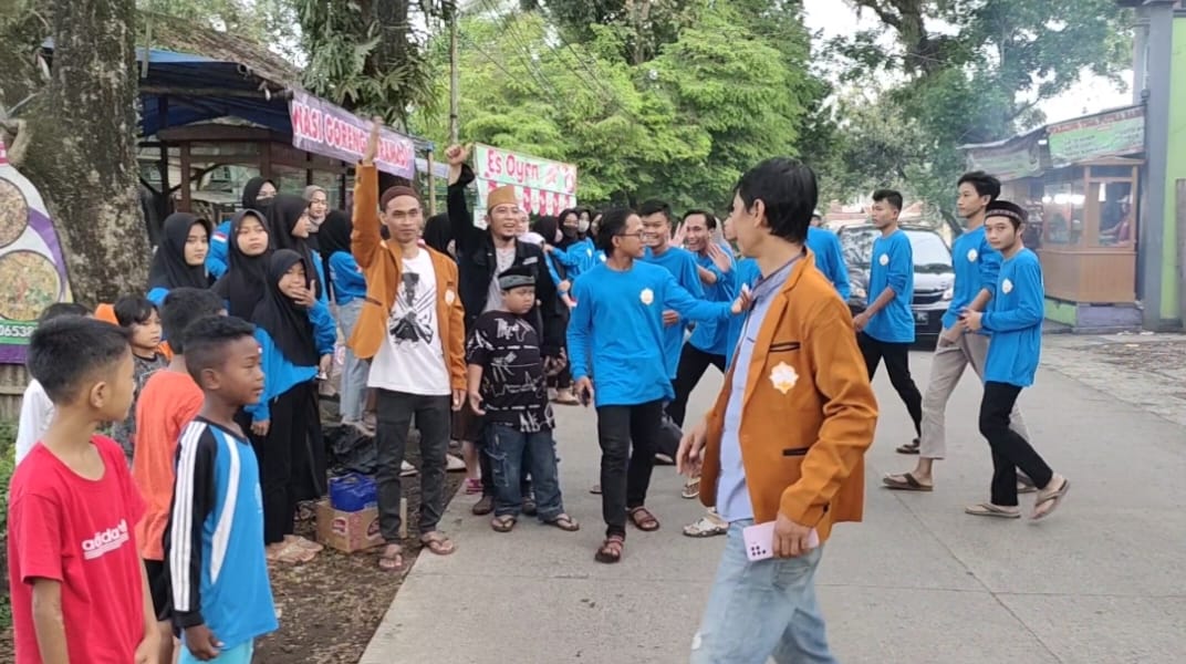 Irma Masjid Hidayatul Mubtadiin Bagikan Takjil Pada Pengguna Jalan