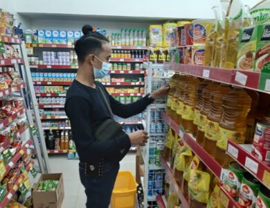 Polsek Mande Lakukan Pemantauan Stok Minyak Goreng di Ritel Modern