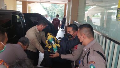 Kapolres Cianjur menolong korban kecelakaan
