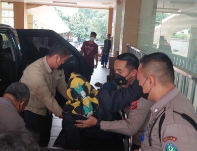 Kapolres Cianjur menolong korban kecelakaan