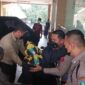 Kapolres Cianjur menolong korban kecelakaan