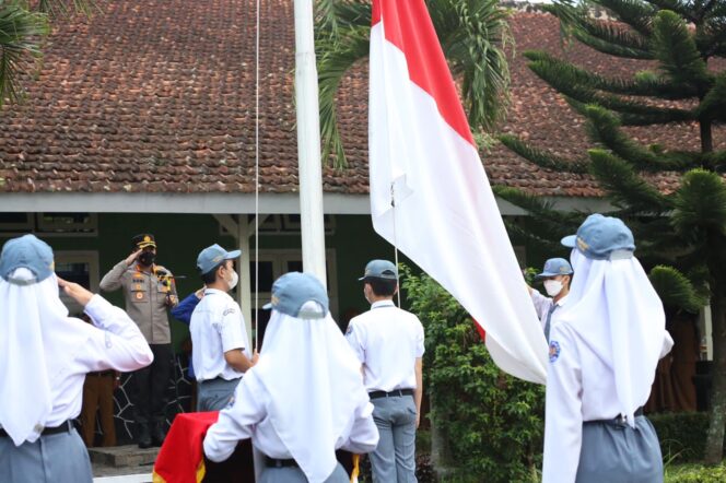 
					Kapolres Cianjur AKBP Doni Hermawan menajdi pembina upacara di SMA Negeri 1 Cianjur. (Foto: Istimewa)