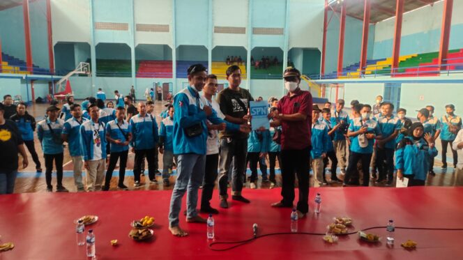 
 SPN Cianjur menyerahkan draft Perbup dan Perda ke Disnakertrans Cianjur dalam peringatan Hari Buruh. (Foto: Istimewa)
