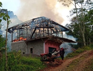 Allahuakbar! Di hari Raya, Rumah 2 Lantai Milik Fanji Ludes Terbakar