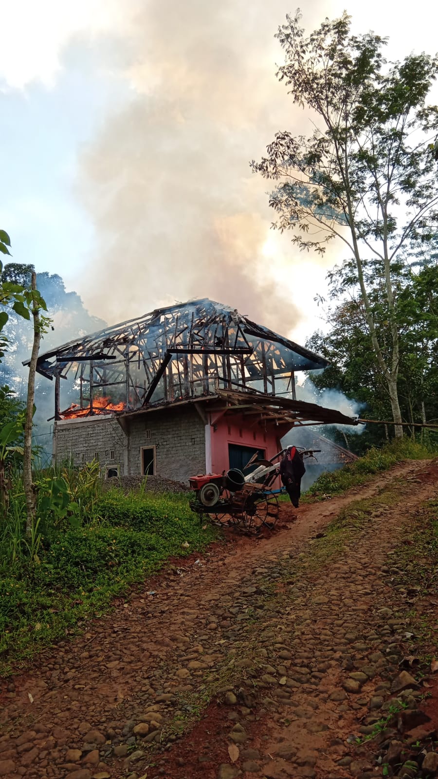 Allahuakbar! Di hari Raya, Rumah 2 Lantai Milik Fanji Ludes Terbakar