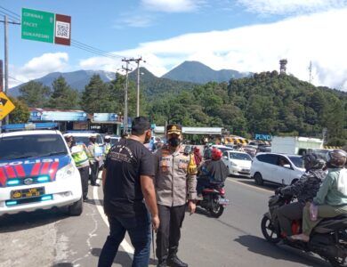 Jalur Cipanas Puncak Macet : Polres Cianjur Berlakukan Satu Arah