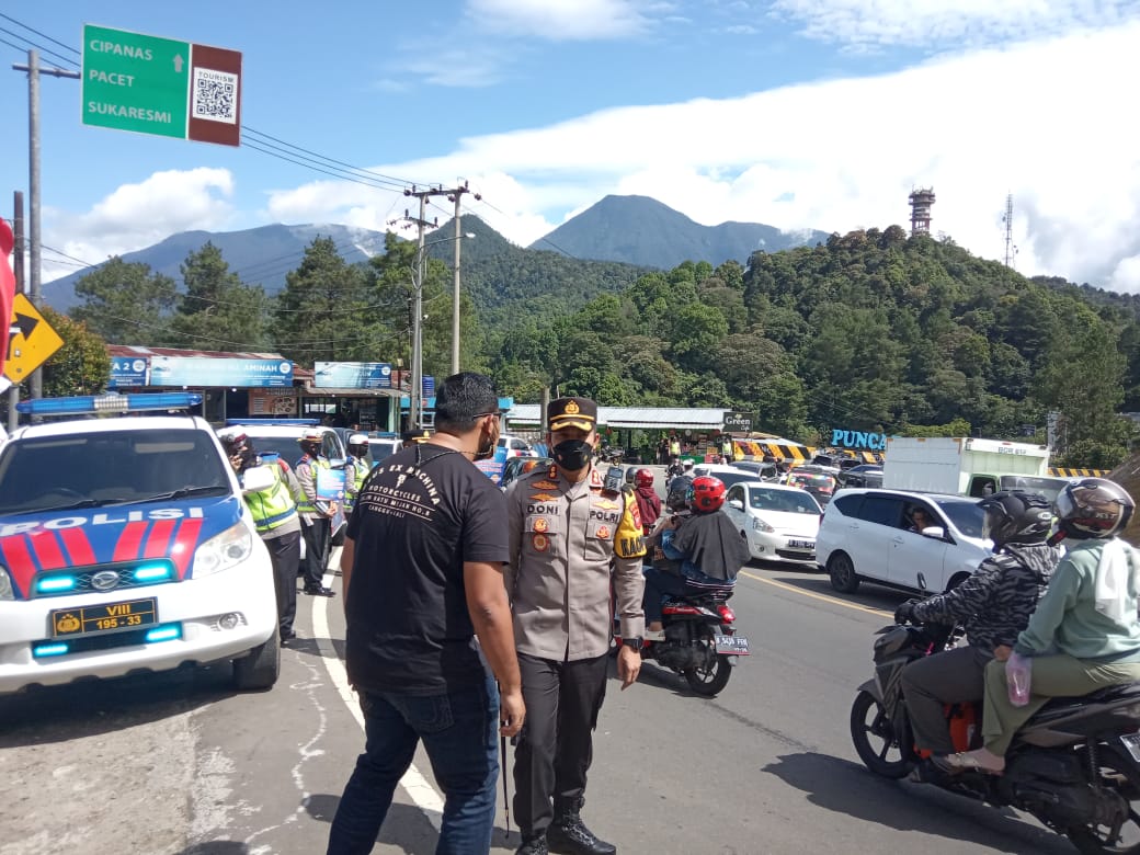Jalur Cipanas Puncak Macet : Polres Cianjur Berlakukan Satu Arah