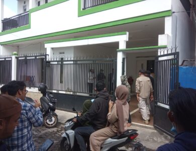 Sejumlah Warga dan Ormas Islam Santroni Rumah Pelaku Penginjak Al-Quran