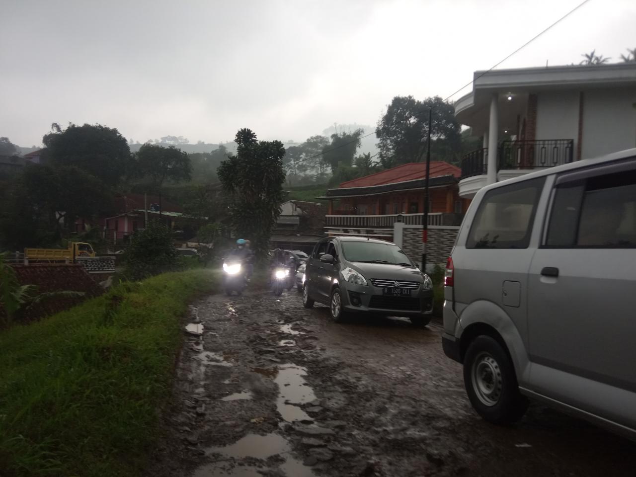 Jalur Puncak II Dilalui Ribuan Pemudik Meski Kondisinya Memprihatinkan