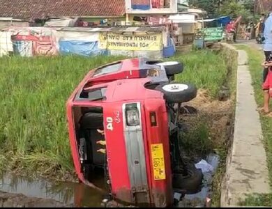 Angkot di Cianjur Terperosok ke Sawah Saat Diperbaiki