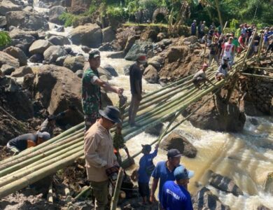 jembatan penghubung hancur