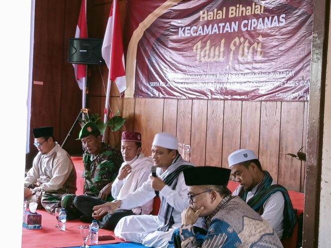 
 Forkopimcam bersama unsur desa di wilayah Kecamatan Cipanas tengah mengikuti halal bihalal pasca Lebaran./
📷: Herman Hasto