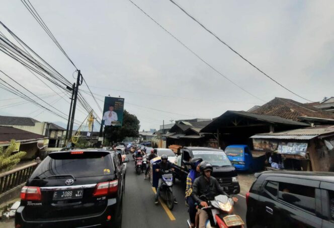
					Jalur Pacet-Cipanas Puncak Cianjur tampak padat merayap beberapa kilometer saat libur panjang Waisak. (Foto: Istimewa) 
