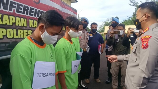 
 Tiga tersangka maling rel kereta api saat konferensi pers di Mapolres Cianjur.(Foto: Afsal Muhammad/cianjurupdate.com)