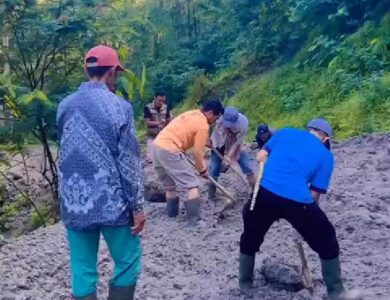 Akses Jalan Wisata Situ Beber Cianjur Terputus Akibat Tertimbun Longsor