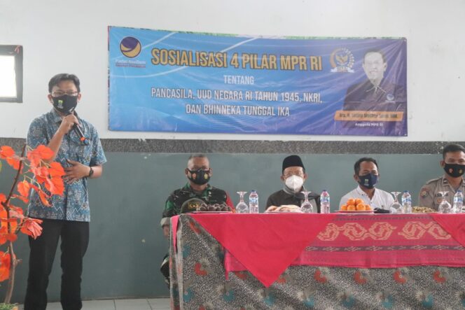 
					Anggota MPR RI, Drs. H. Tjetjep Muchtar Soleh, MM. saat menggelar Sosialisasi Empat Pilar Kebangsaan di Desa Cikahuripan Kecamatan Gekbrong, Rabu (18/5). Foto: Istimewa