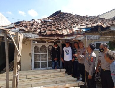 Polsek Cibeber Berikan Bantuan 20 Sak Semen Rutilahu