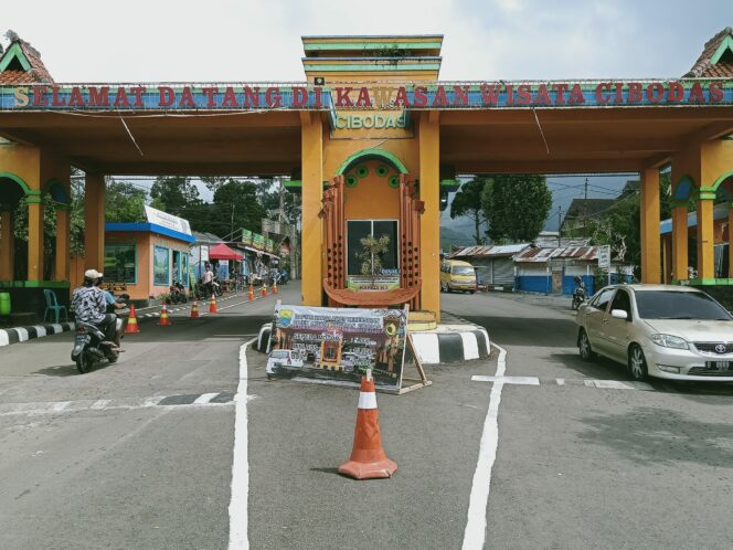 
 Pintu masuk kawasan Objek Daerah Tujuan Wisata (ODTW) Cibodas, Cipanas, Cianjur.