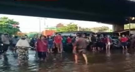 Akibat Tanggul Jebol, Pelabuhan di Tanjung Emas di Semarang Terendam Banjir