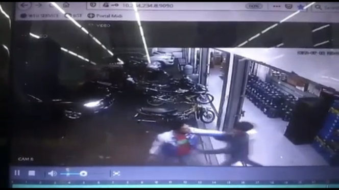 
 Tangkapan Video Aksi Geng Motor di sebuah Alfamart Daerah Hanjawar, Cipanas, Cianjur.(Foto: Cianjur Update)