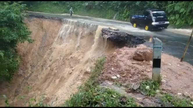
 Curah Hujan Tinggi, Jalan Penghubung di Tanggeung Cianjur Longsor