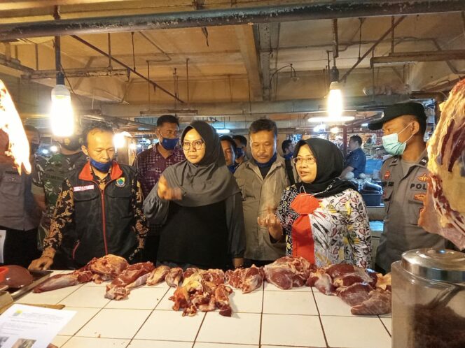 
 Sejumlah unsur gabungan saat melakukan sidak sekaligus sosialisasi pencegahan PKM kepada para pedagang di Pasar Cipanas. (Foto: Istimewa)