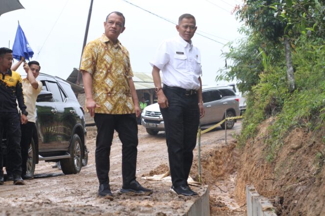 
 Anggota DPR RI Budhy Setiawan yang didampingi sejumlah unsur meninjau lokasi pembangunan jalan di Desa Karyamukti Kecamatan Campaka. (Foto: Istimewa)