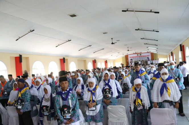 
 Ratusan Jemaah Haji Cianjur Berangkat ke Asrama Haji Bekasi