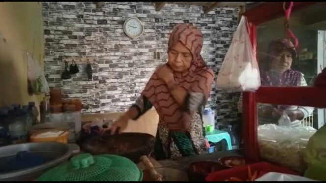 
					Warung rujak Lilis (55) atau biasa akrab di panggil Mamih tetap memberikan porsi stabil. (Foto: Istimewa)