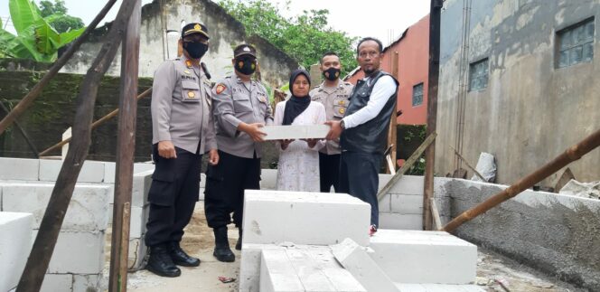 
 Sejumlah personel Kepolisian sektor (Polsek) Bojongpicung saat tengah memberikan bantuan dalam program Rutilahu. (Foto istimewa)