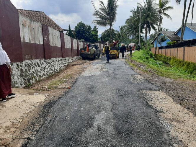 
 Jalan Rusak di Munjul-Gintung Cugenang Cianjur Diperbaiki.(Foto: Afsal Muhammad/cianjurupdate.com)