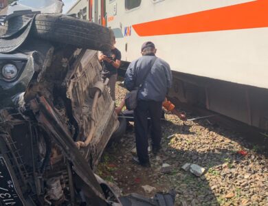 Begini Kronologis Kecelakaan Kereta Api Cianjur, Mobil Terpental 200 Meter