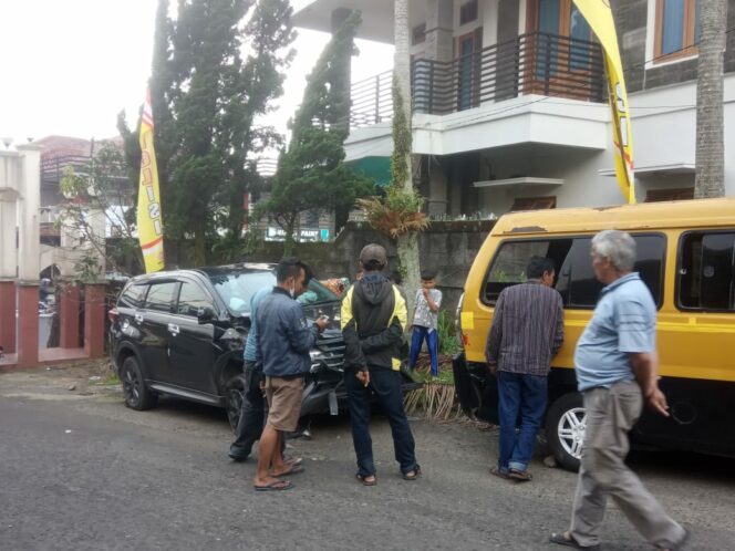 
 Dua kendaraan mengalami rusak usai terjadinya kecelakaan di Jalan Raya Cimacan. (Foto: Cianjur Update)