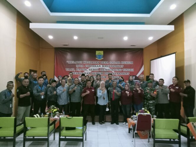 
 Sejumlah unsur terkait tengah mengikuti pembukaan tahapan penilaian Desa Sadar Hukum di Desa Sindanglaya. (Foto: Reza Renaldy/ Cianjur Update)