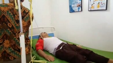Camat Kadupandak Ahmad Riadi saat tergelak lemas dan pingsan