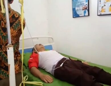 Camat Kadupandak Ahmad Riadi saat tergelak lemas dan pingsan