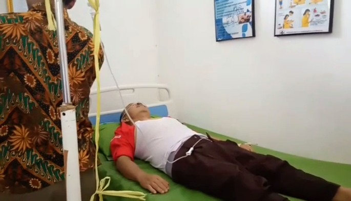 Camat Kadupandak Ahmad Riadi saat tergelak lemas dan pingsan