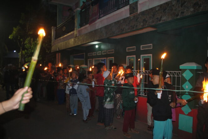 
					Semarak Pawai Obor Tahun Baru Islam Kampung Wargaluyu, Desa Nagrak, Cianjur, Sabtu (30/7/2022).(Foto: Afsal Muhammad/cianjurupdate.com)