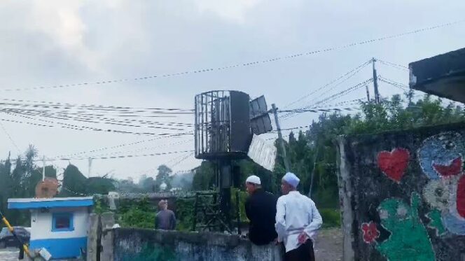 
 Tugu Botol Kecap yang Menjadi Ikon Puncak Dibongkar.(Foto: Istimewa)