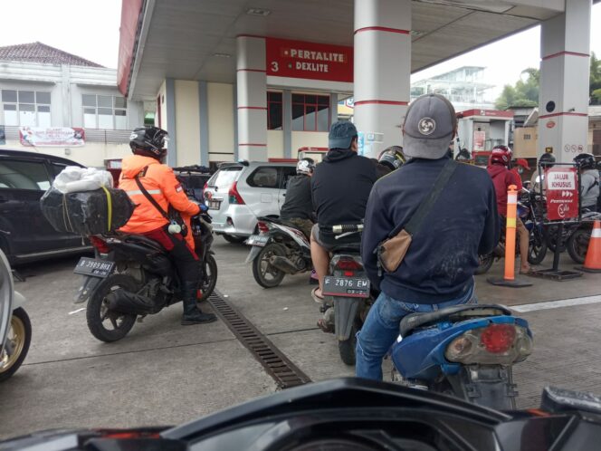 
 Sejumlah pengendara mengantri BBM di SPBU.(Foto: Rendi Irawan/cianjurupdate.com)